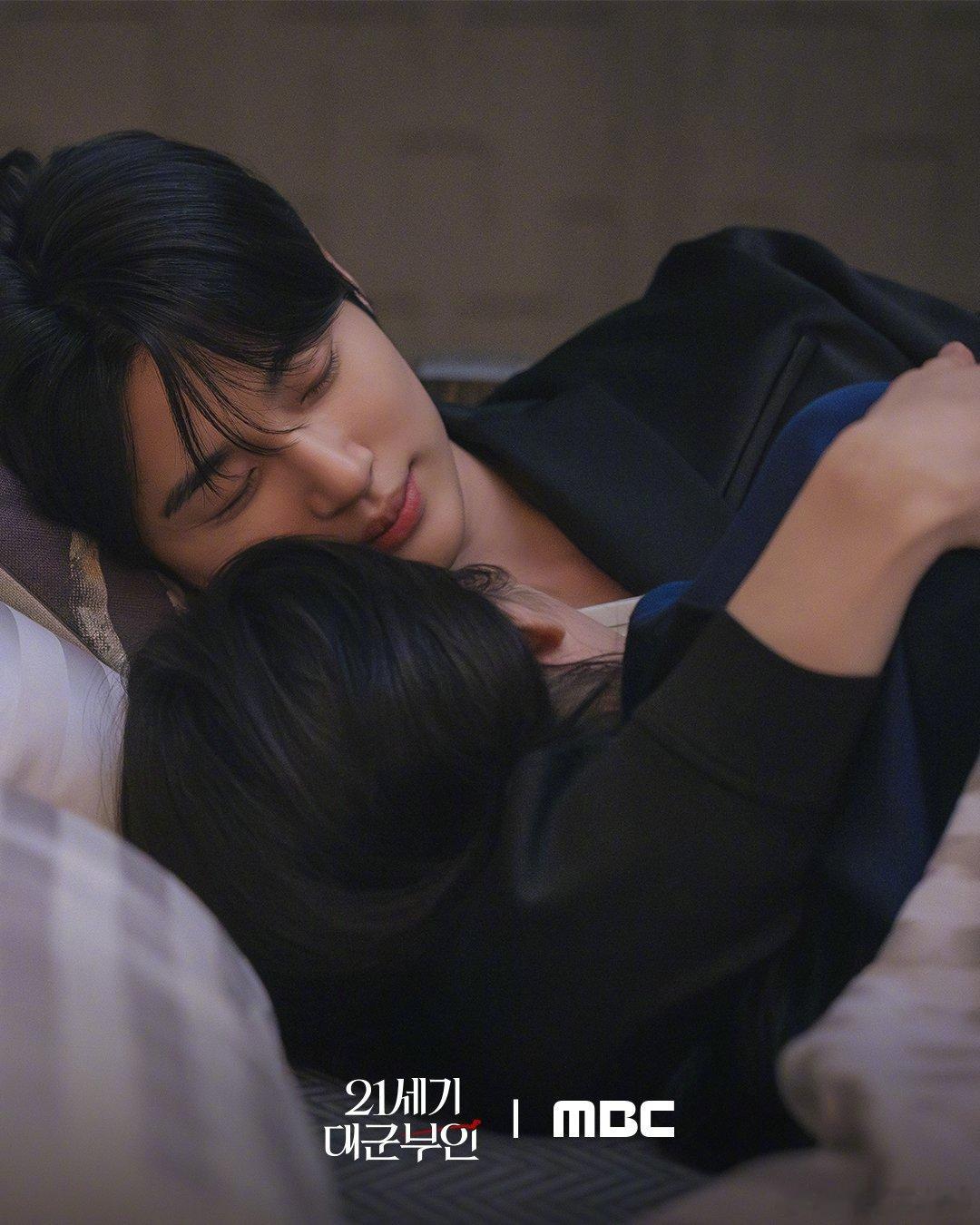 【IU 边佑锡《21世纪大君夫人》第8集剧照公开（中字！）——大君都睡着了，熙周