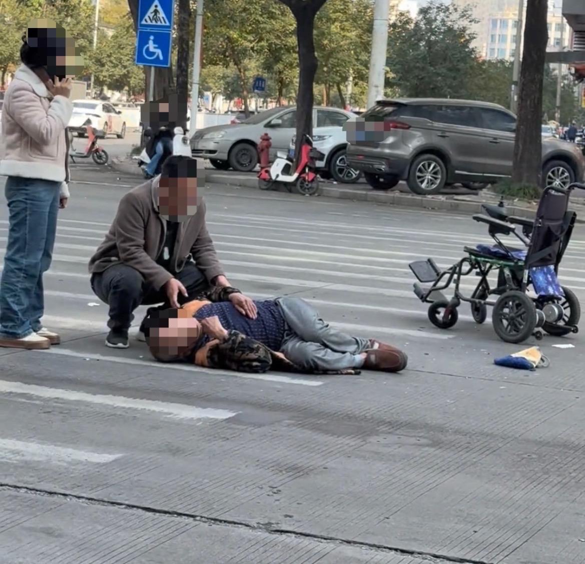 【玉林江南路一路口老人骑轮椅车被小车撞倒】1月27日，网友爆料称：玉林市城区江南