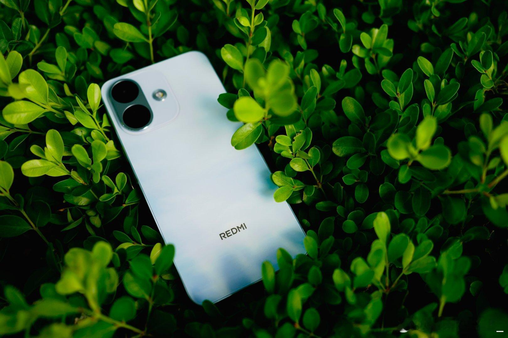 REDMI Note 17 Pro晴空蓝提供了一种令人难忘的蓝色，配合这代的全平