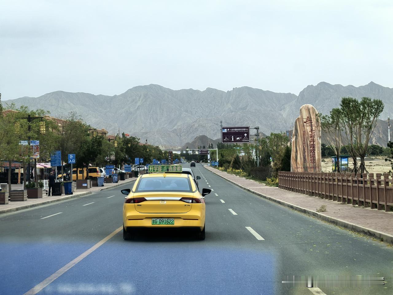 穿行在武威去往张掖的路途上，车行河西走廊腹地。

道路笔直向前延伸，两侧是连绵的