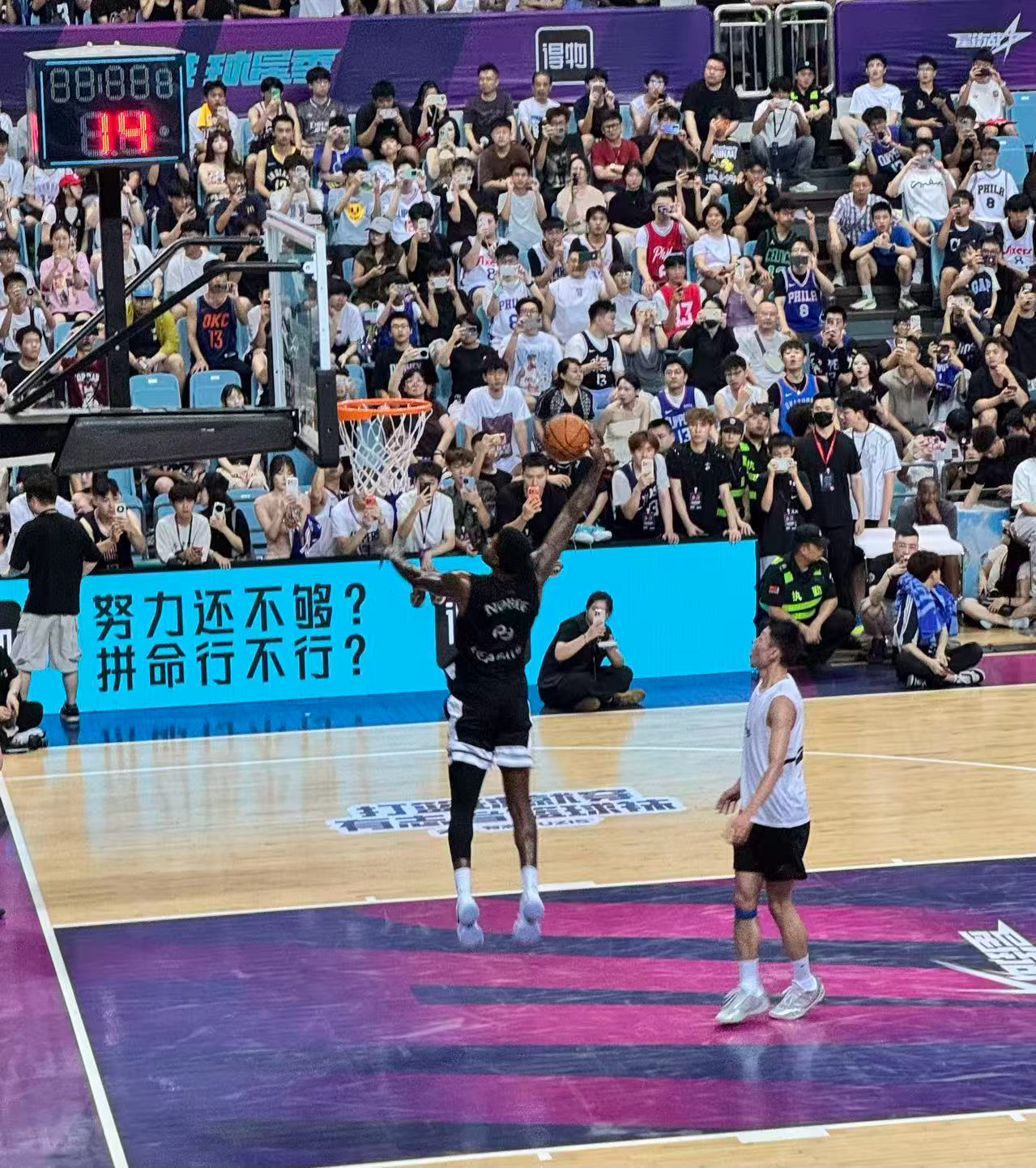 粉丝现场拍摄！分享一组保罗·乔治今晚参加百分大战时拍摄的酷图！保罗乔治中国行NB