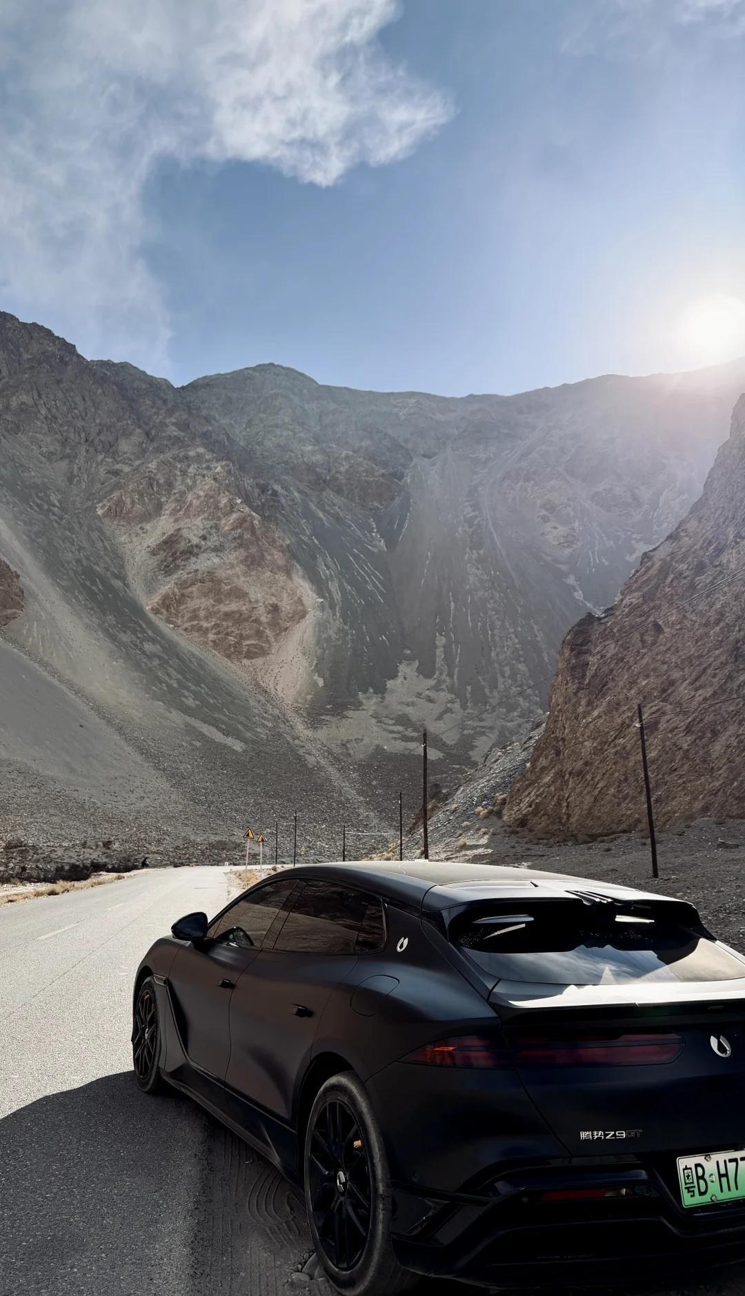 于旷野逐风，在雪山见志
从北疆到南疆，开始我的西域三十六国。
当混动座驾与猎装的