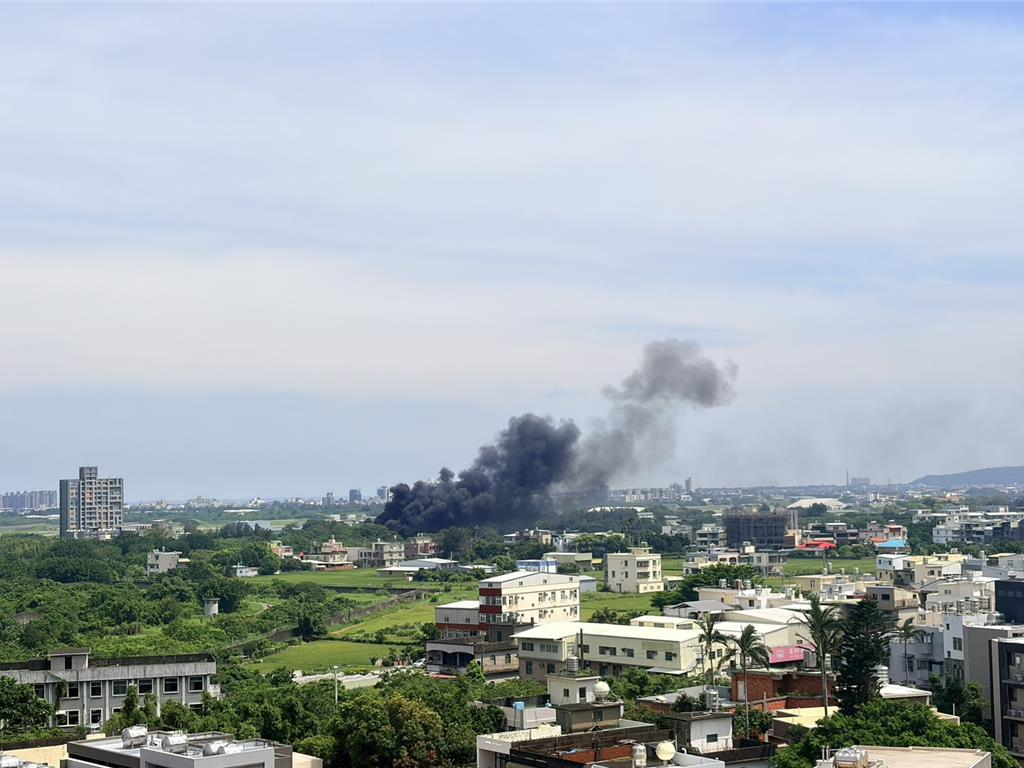 【#台湾空军新竹基地起火# 疑似油库爆炸】据台湾媒体6月23日报道，台湾新竹空军