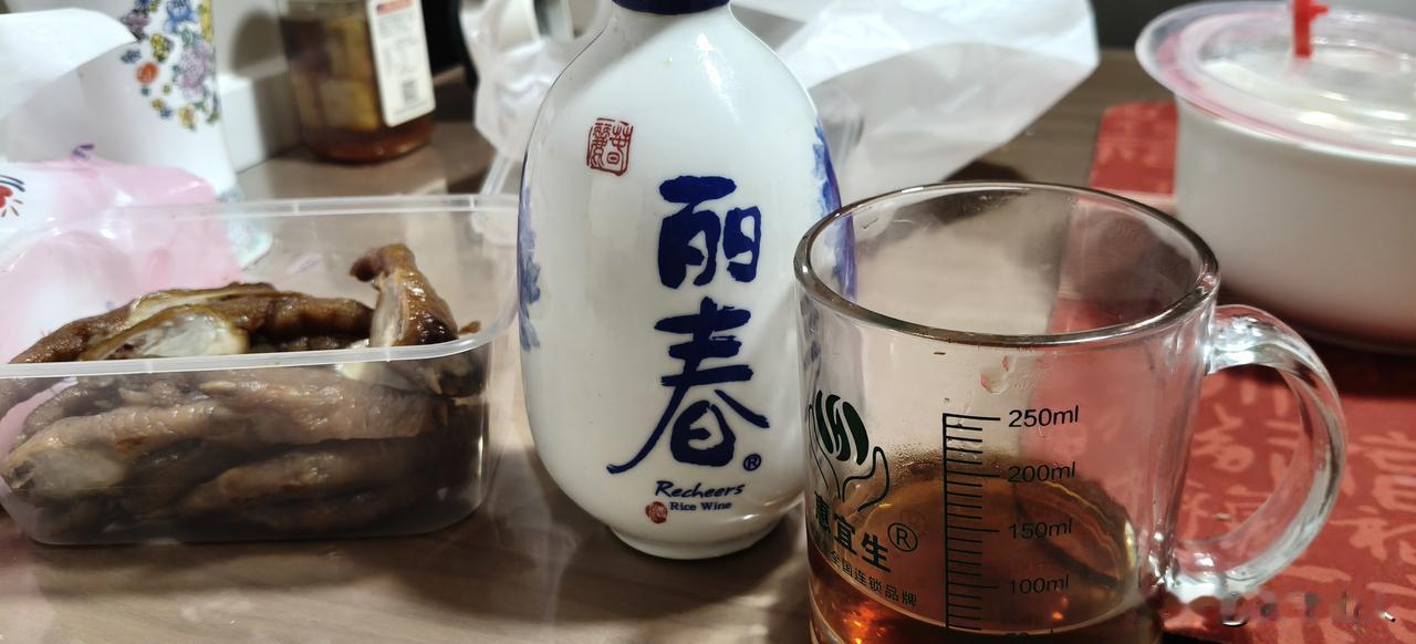 晚来天欲雪，能饮一杯无？