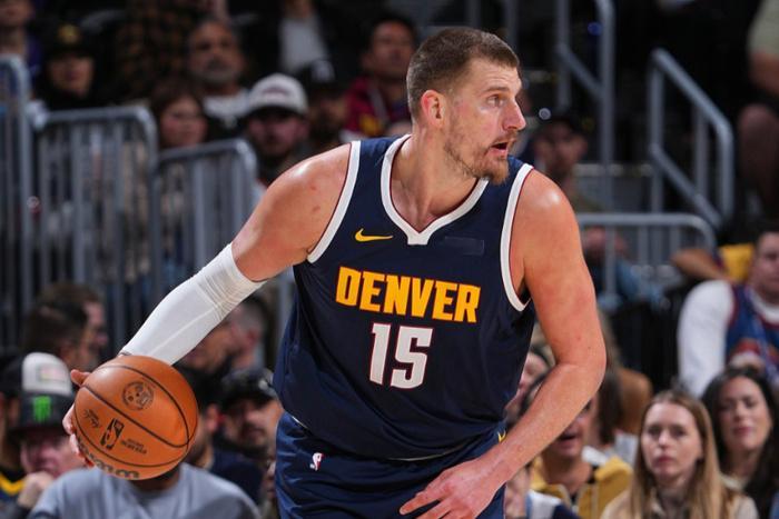 丹佛掘金主场以136-119轻取孟菲斯灰熊，豪取10连胜。核心约基奇三节打卡，贡