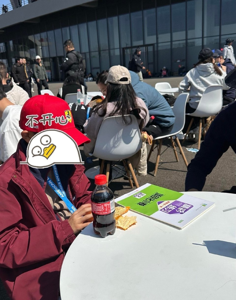上海F1最惨小孩哥这边小孩哥在赛道上全力夺冠，那边小小孩哥在台下埋头计算，画风反