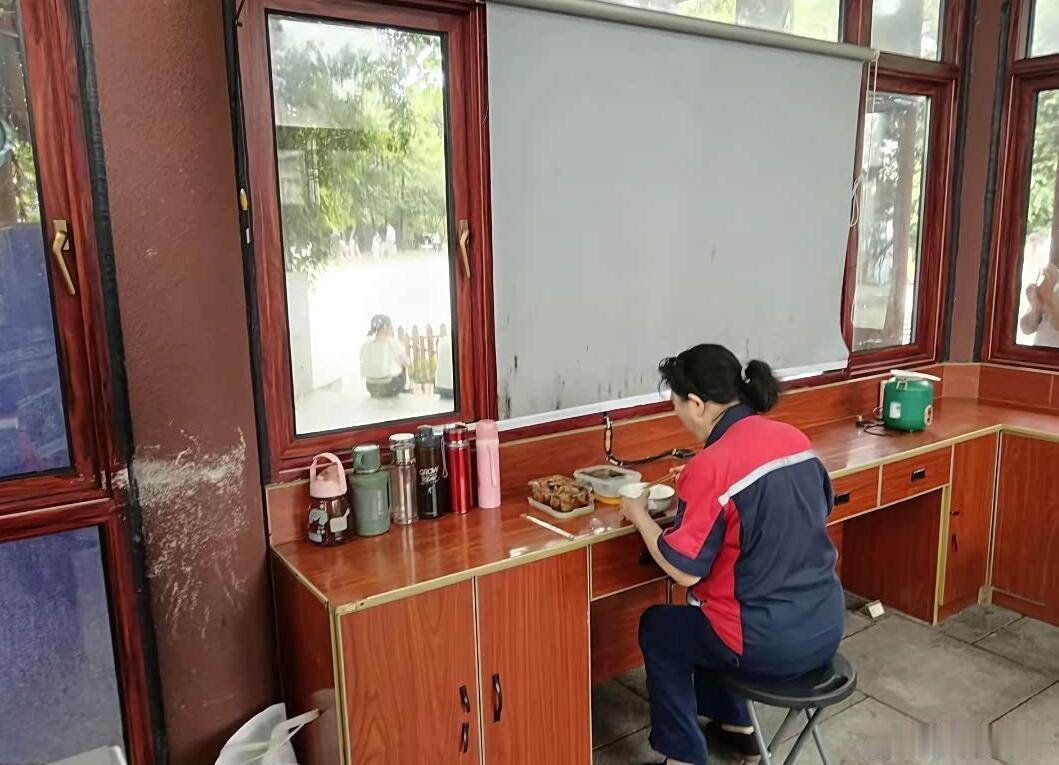 这事儿，大家心里都清楚是怎么回事。休息室是建好了，里面配套也不错，但不一定让用，