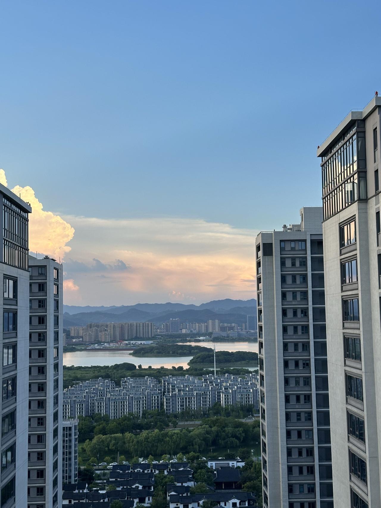 小区傍晚的美景。

南面，烟波浩渺的南湖水天一色，风光旖旎，如梦如幻。

北面，