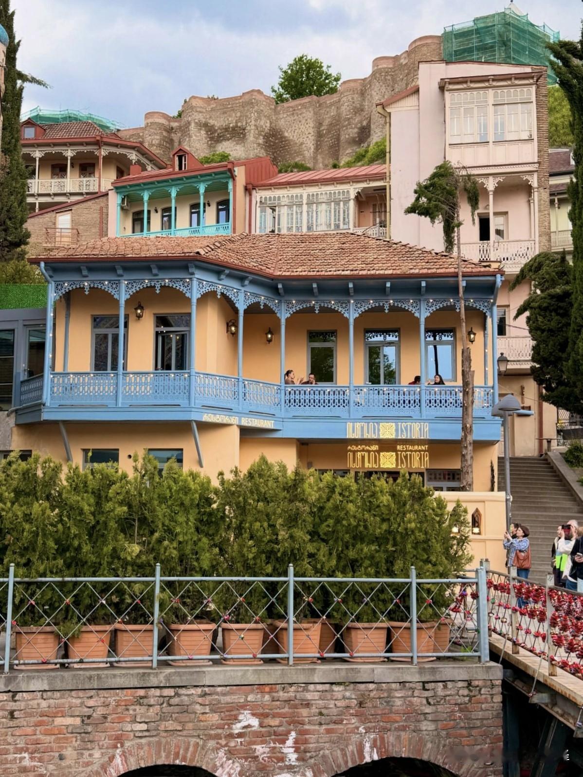 TBILISI那一片🏘️
脚下是古老硫磺浴，头顶就是纳里卡拉要塞残墙🏰
小清