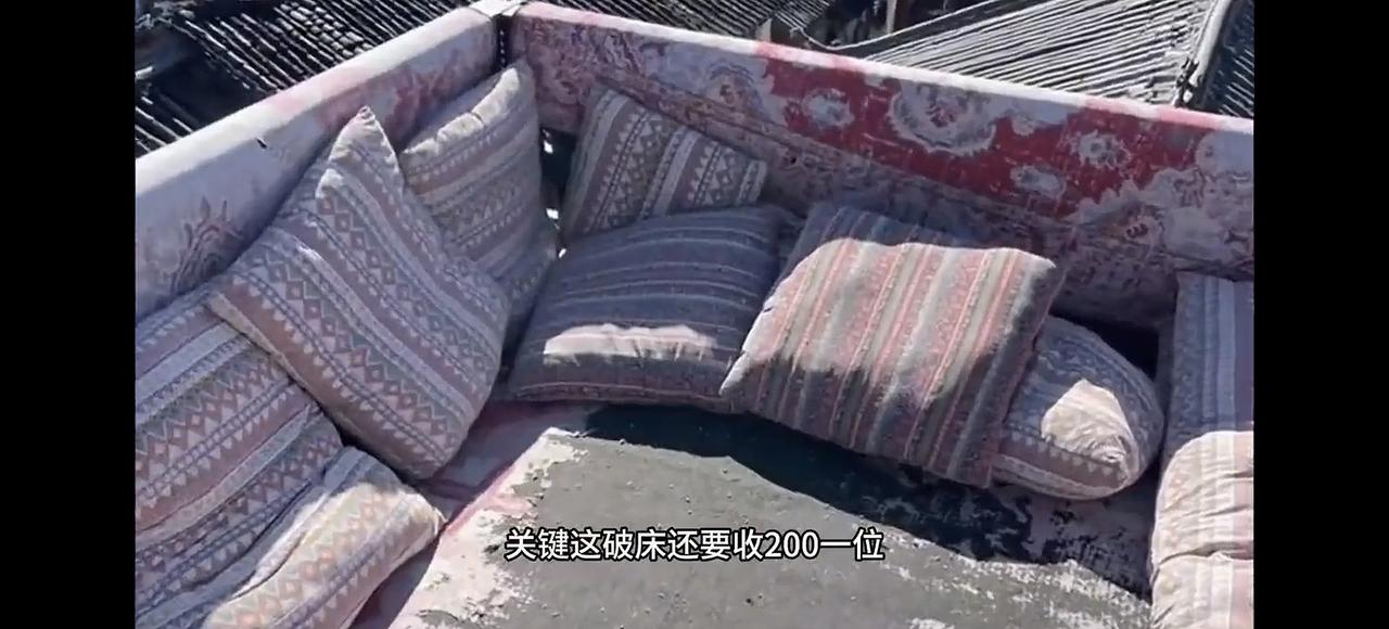 五一小长假第二天，我和合伙人各自加班，孩子也在上培训班。
刷着朋友圈里的诗和远方