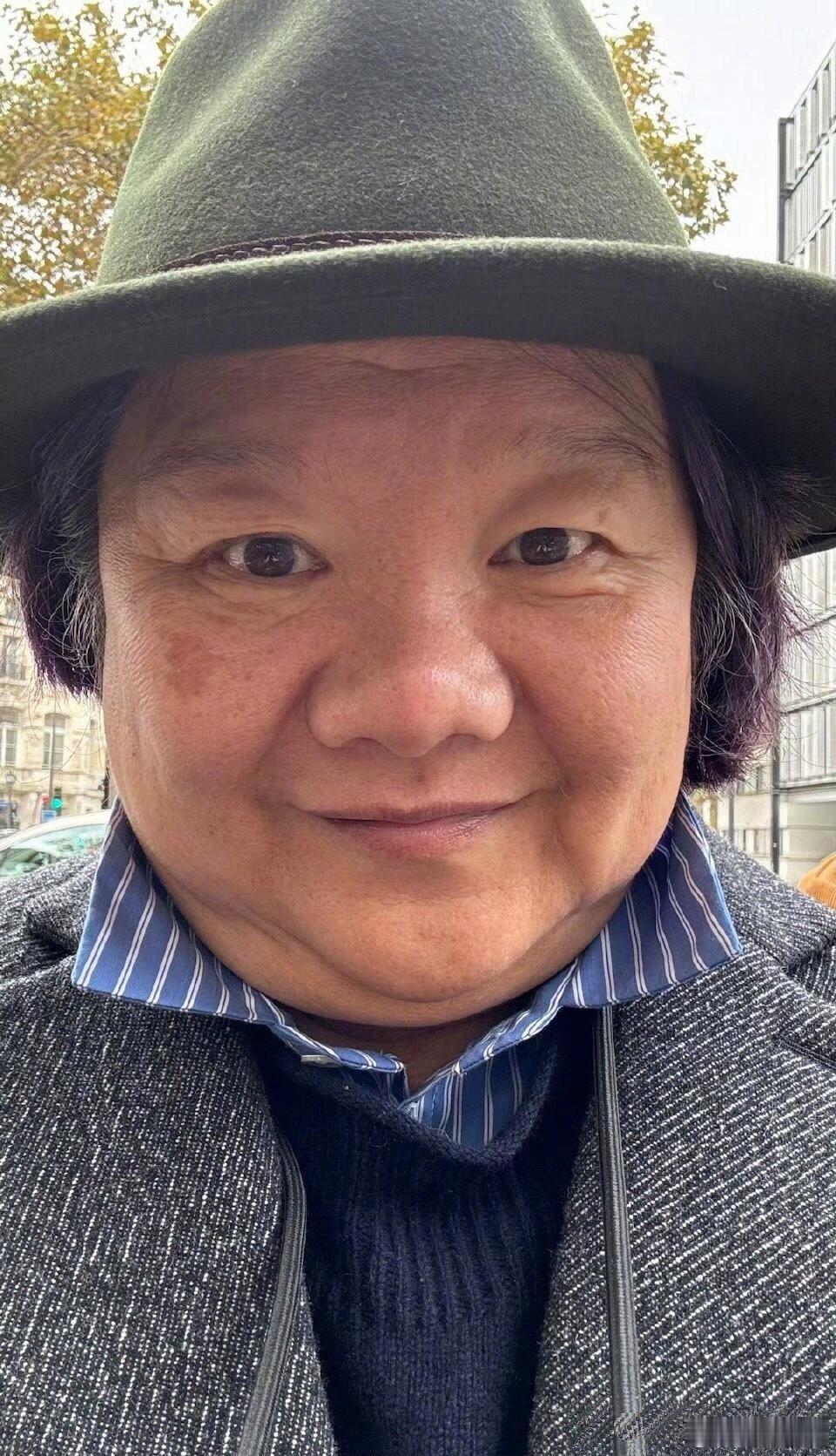 洪晃也太自信了吧。虽然不漂亮，却敢这样怼脸自拍，而且不修图，丝毫没有容貌焦虑。洪