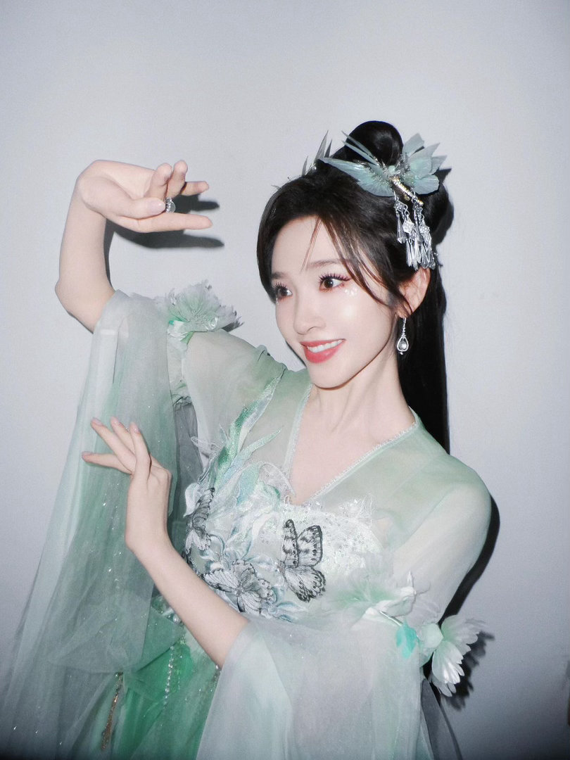 唐艺昕乘风四公队长 唐队长上线了，这次带孙怡范玮琪江语晨唱《胆小鬼》。四公加油，