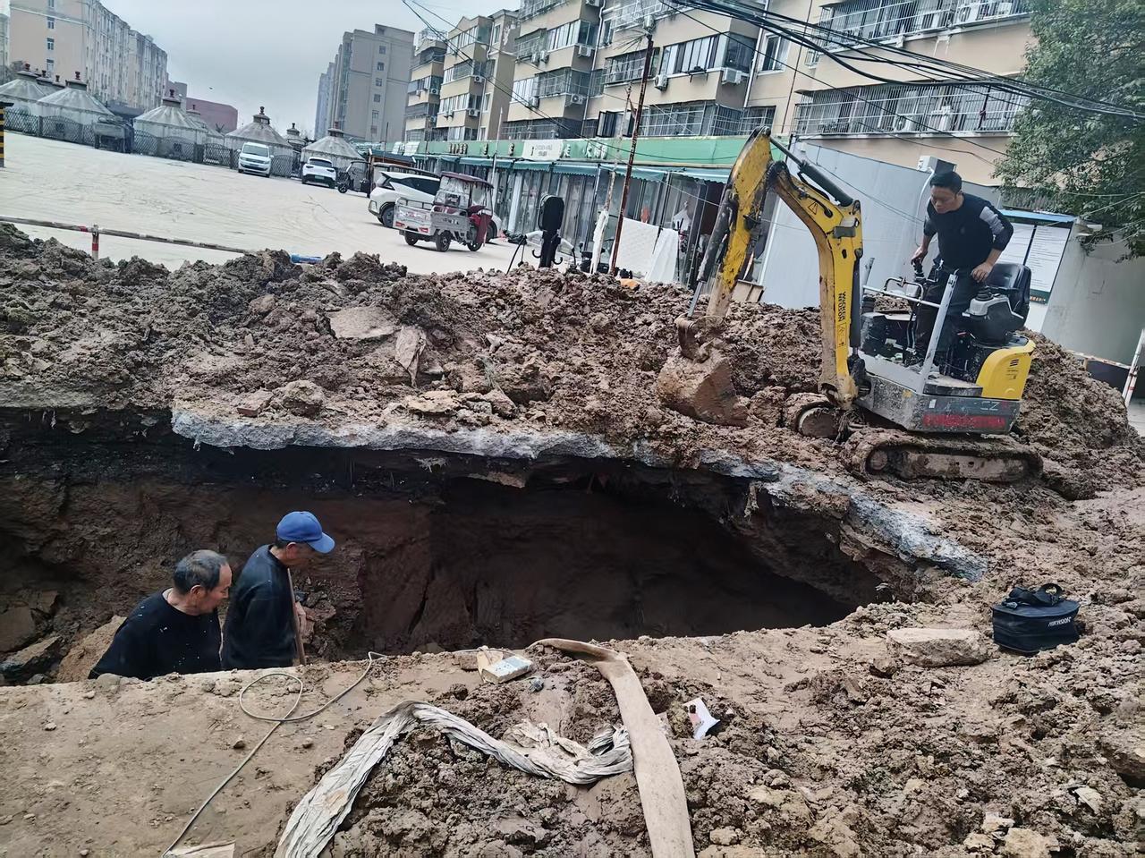 业主要求退暖气费，业主反映3000多的暖气费管道隔几天就坏，供暖系统通知延长至3