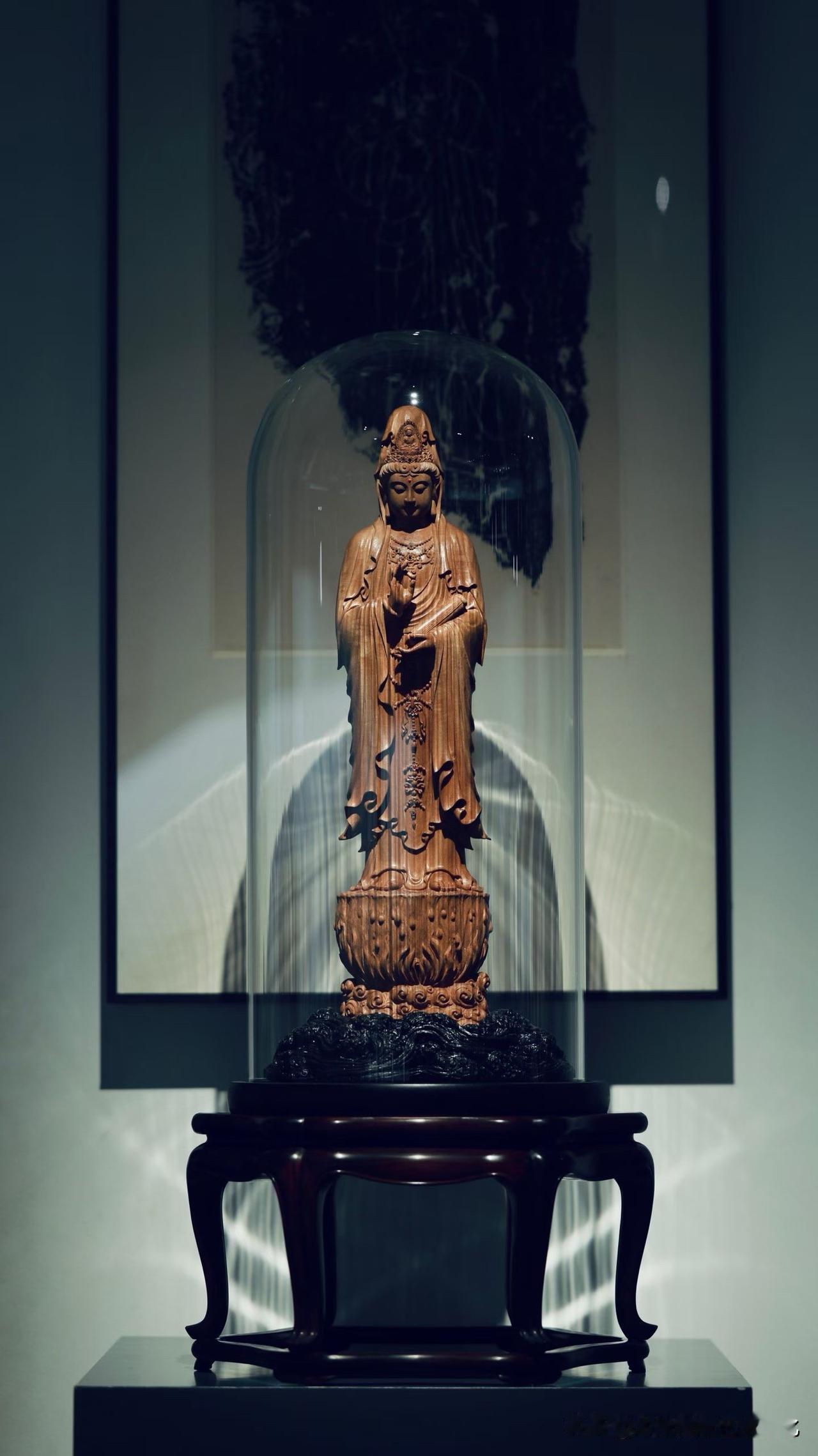 幽香藏木，慈相自成。

老山檀温润沉静，天然木纹细腻流转，观音法相安然祥和，衣纹