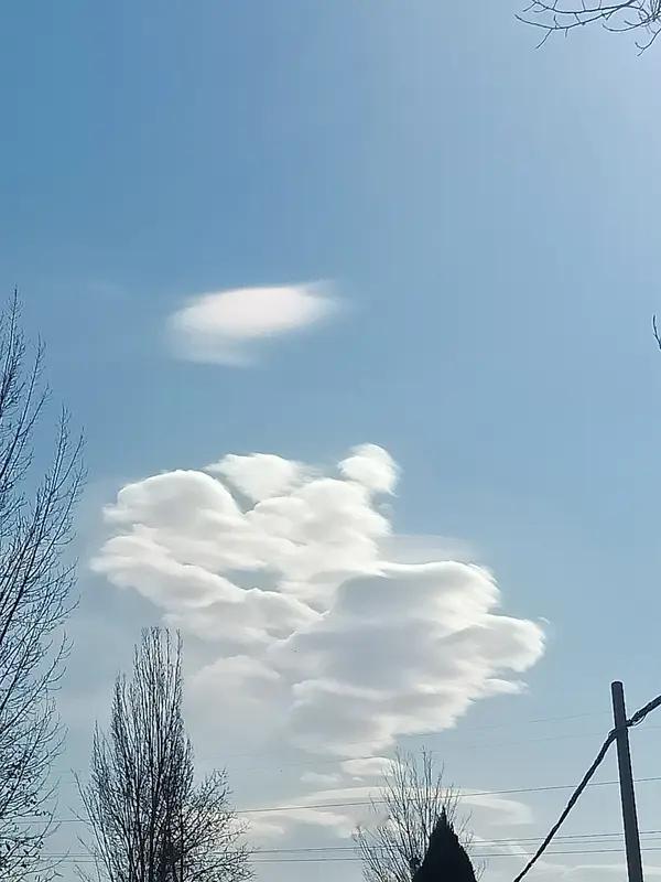 上联，点点红梅斗霜雪，求下联朵朵祥云游天空