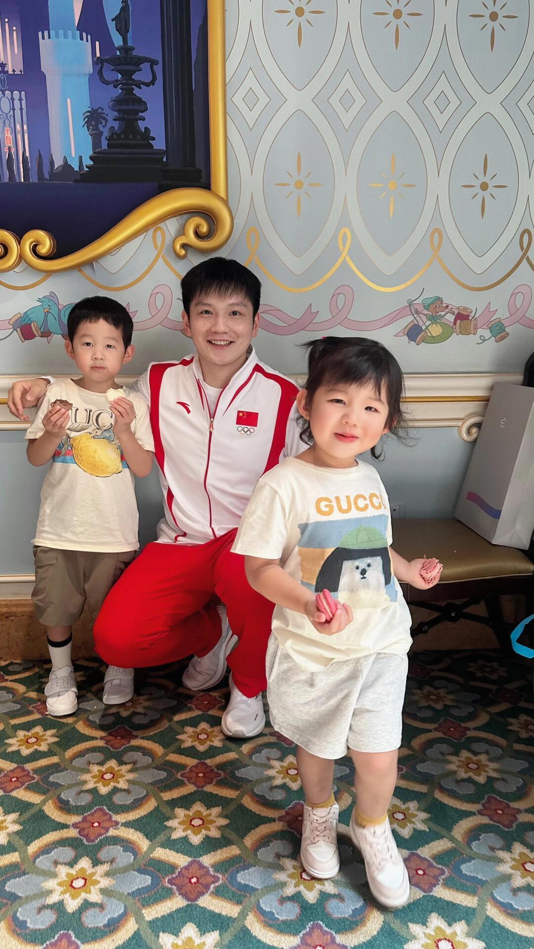 小胖身边的男宝一眼就能看出是谁的儿子哈哈哈国乒 小胖樊振东 樊振东 好可爱的三个