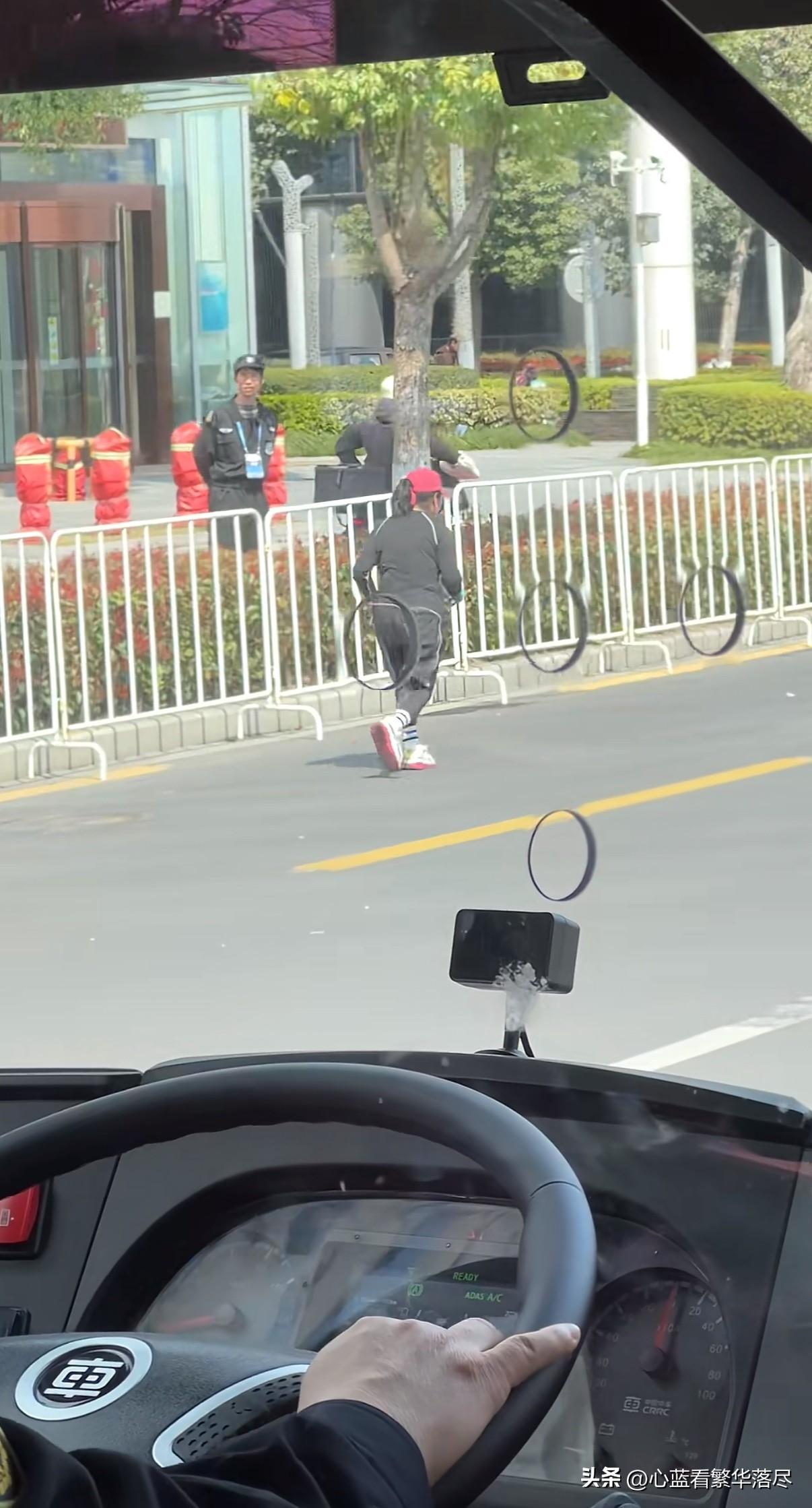 本届宁波马拉松半马最后一名选手，是一位上了年纪的老奶奶，看着她坚持着走过终点线的