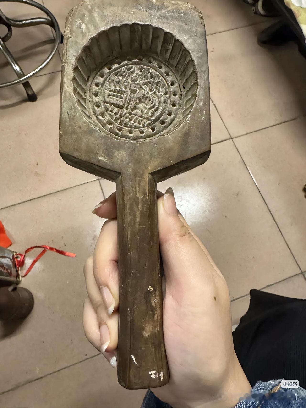 谁见过这玩意儿？我懵了！
家人们谁懂啊！翻出个老物件，金属壳子，上面有好几个圆疙