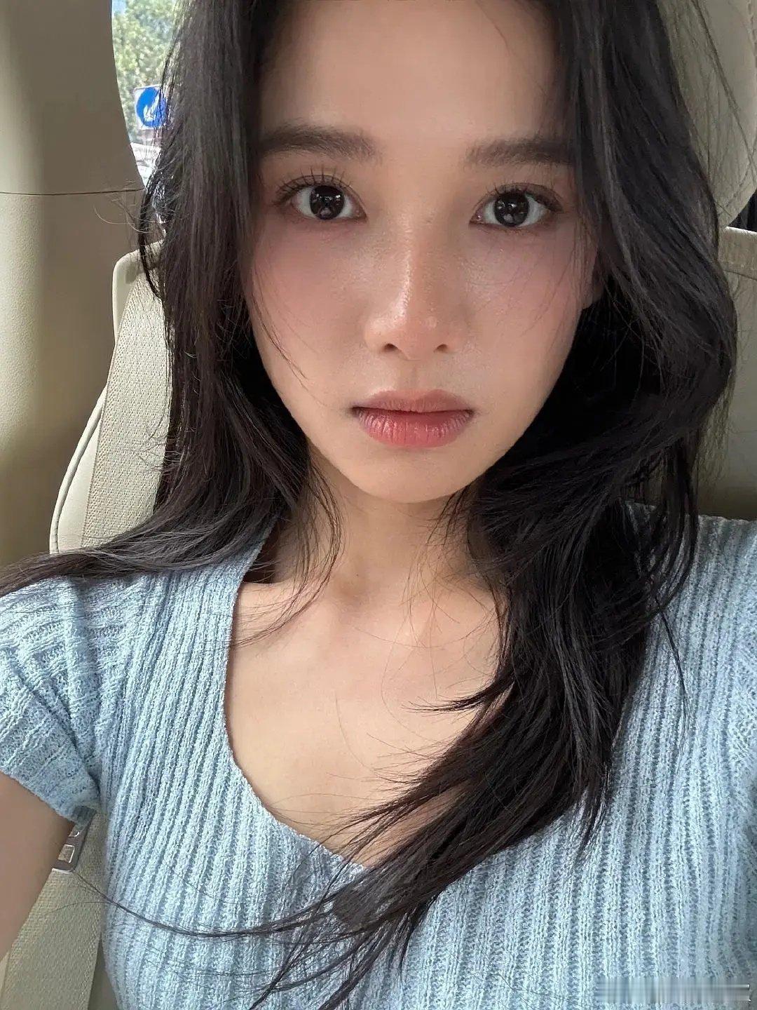 张婧仪自拍他拍差距好大 ​​​