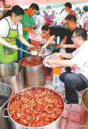 江苏十三太保卷起特产来了苏品苏货必购必带盱眙小龙虾，麻辣鲜香！🦞十三香、蒜泥、