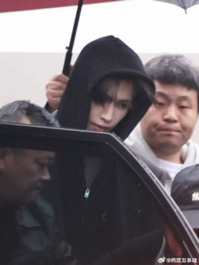 张凌赫出发录开始推理吧期待啊，智商在线牛。今天路透视频一眼见到他，太显眼了，又高