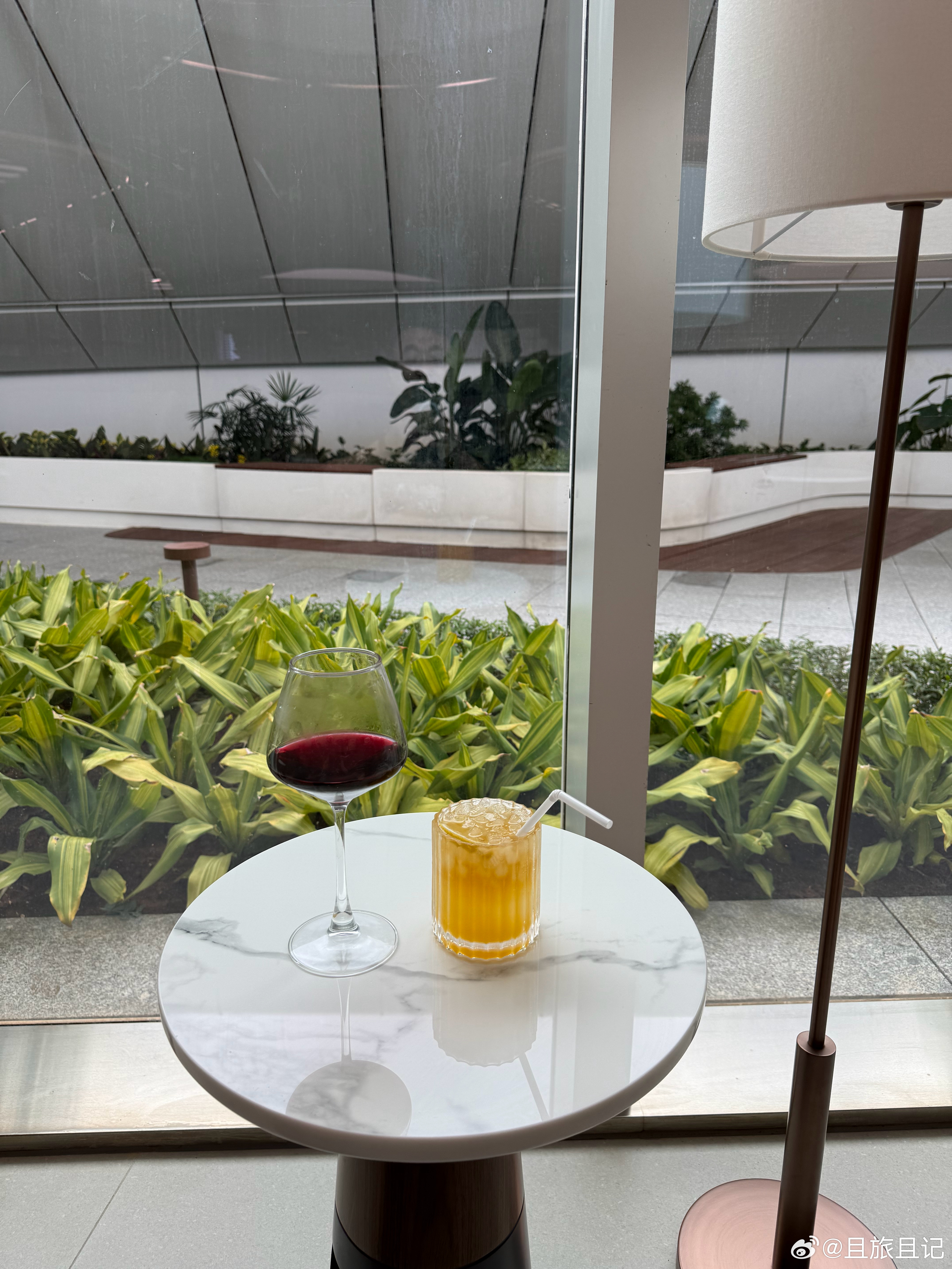 在广州白云国际机场T3航站楼休息室蹭一杯红酒一杯鸡尾酒。 广州·广州白云国际机场