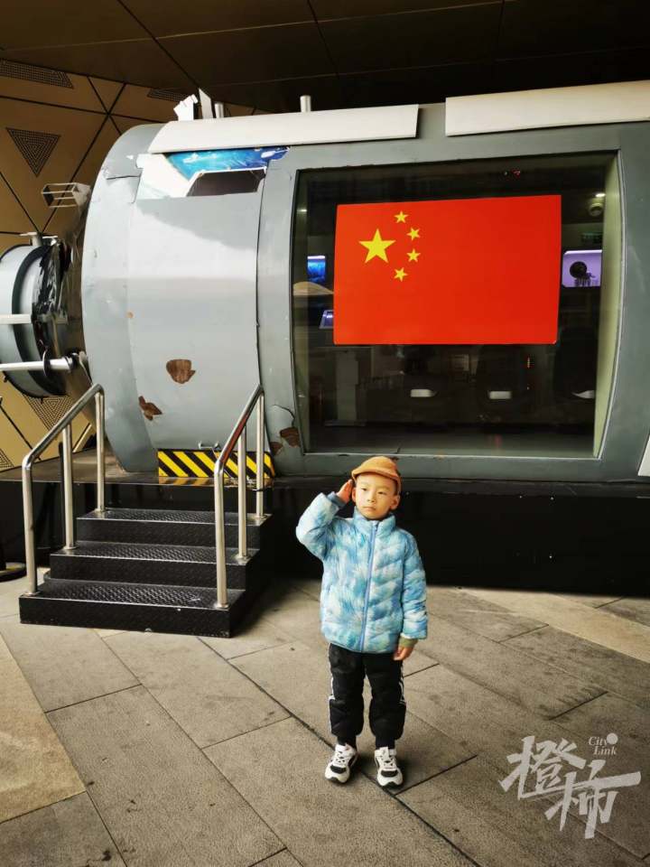 孩子会走路就跟着奶奶到处旅行，没怎么去幼儿园，上小学不习惯，每天哭着不肯去学校，奶奶说不后悔，但很感