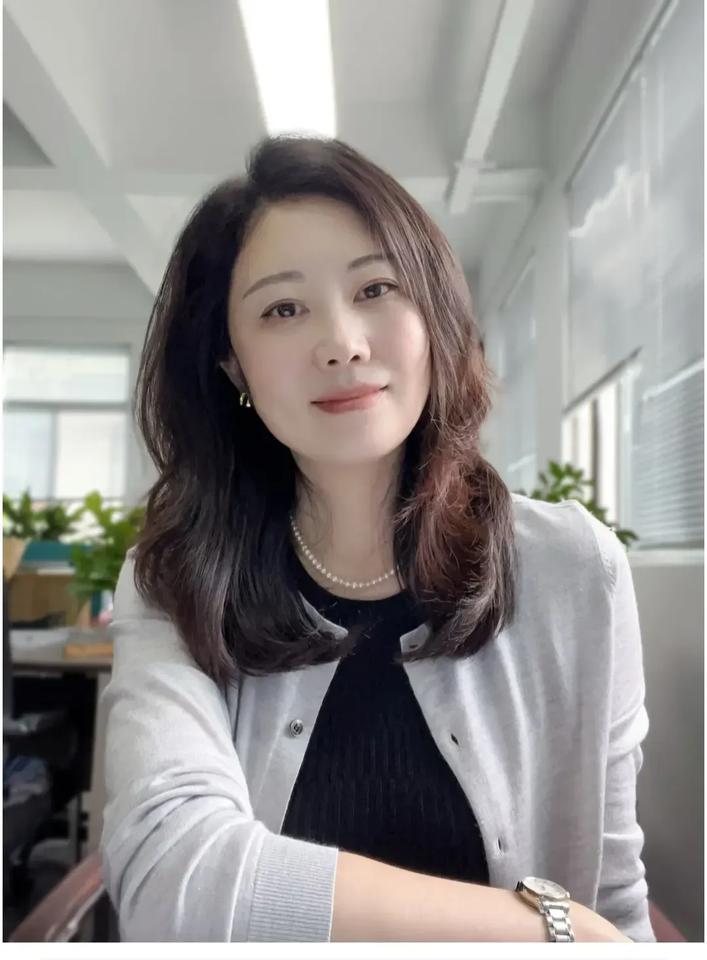 补药
 林夏被生活捶打得失去生气时，陈默出现了。他在电梯里驻足倾听她的哭诉，周末