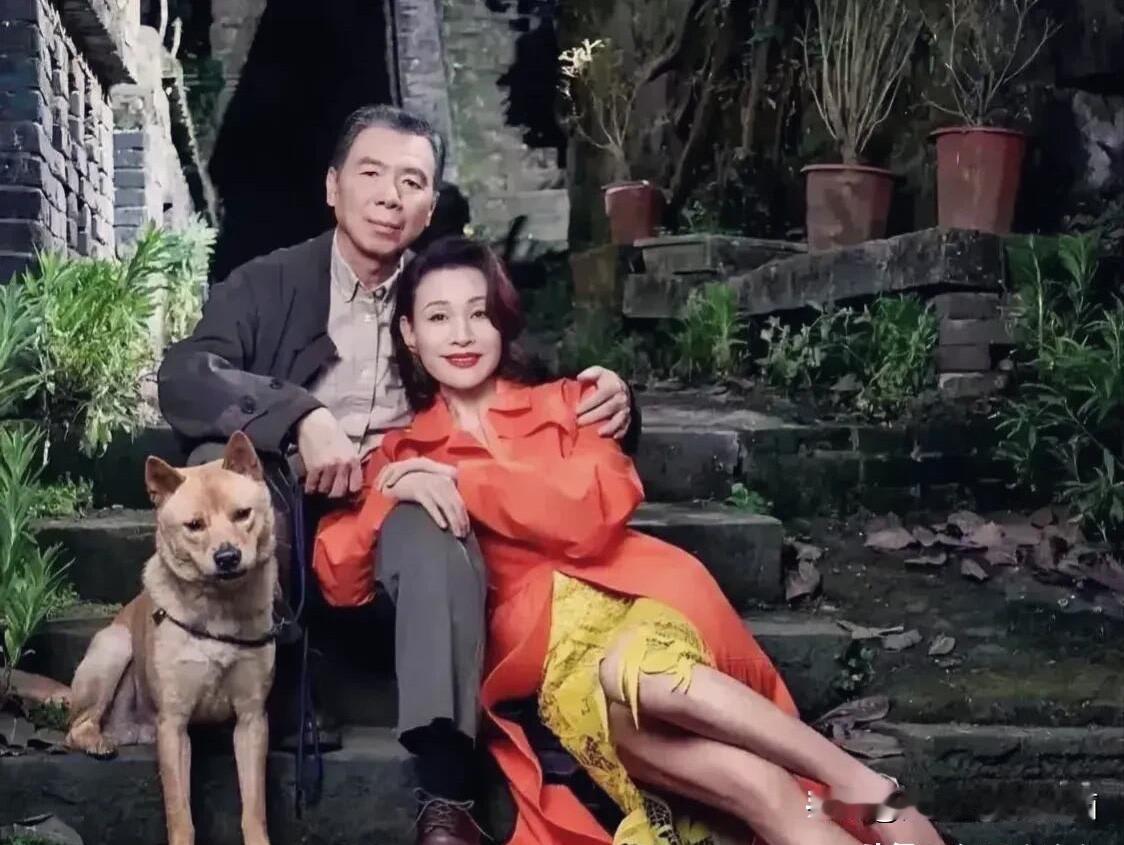 他们在戏里面肯定是扮演的夫妻吧，这样的剧照看着挺养眼。都是60多岁的人，经过认真