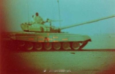 美军M1A1瞄准镜下的科威特M84，打多了T72看着这个那真是手痒，得有一定的毅