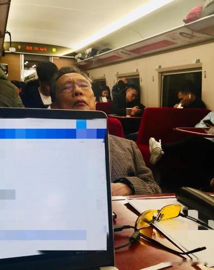 2020年1月武汉新冠疫情暴发，84岁的钟南山院士一边劝大众 “没事别去武汉”，