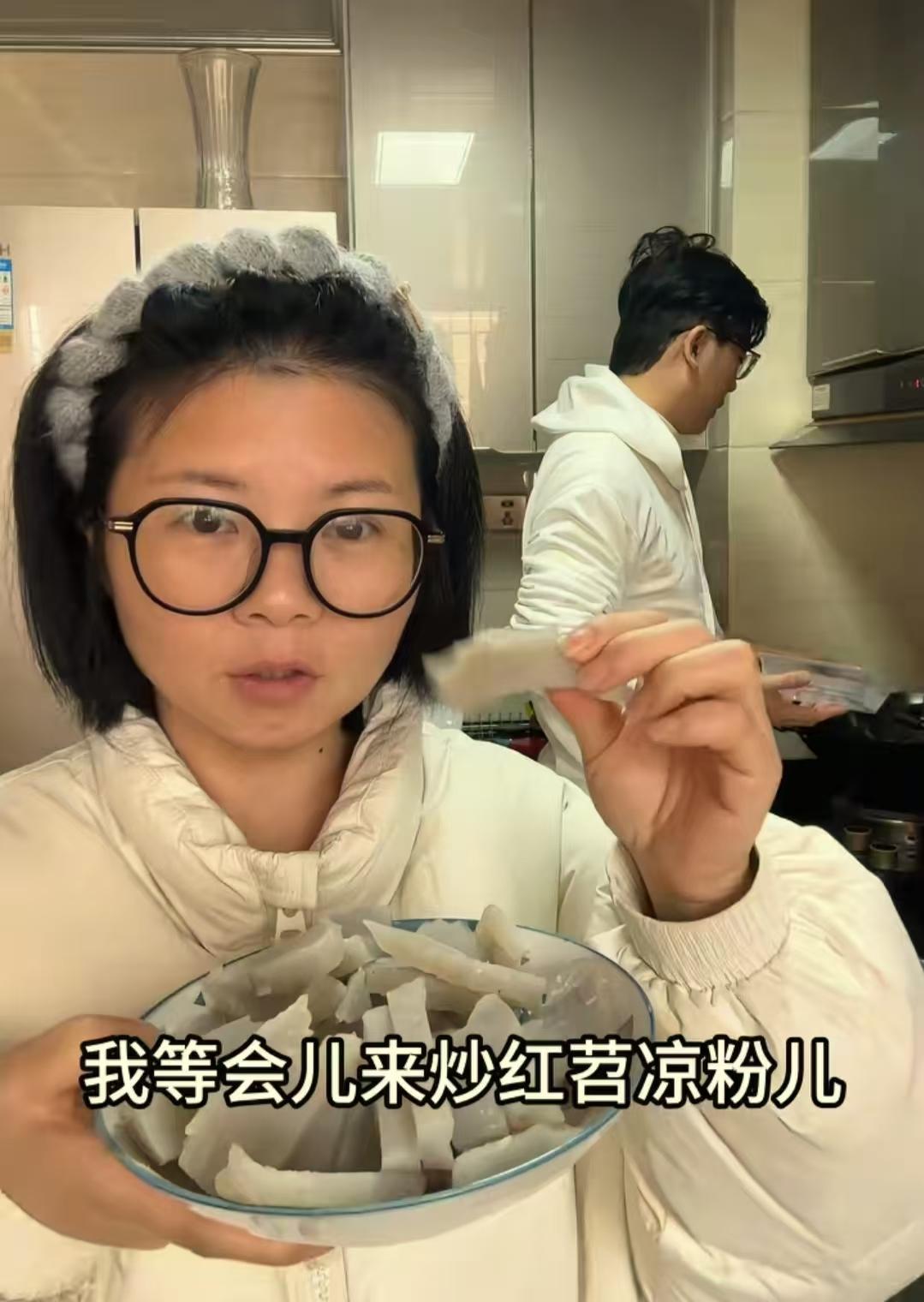 现在全网最后悔的女人就是渝小丫了吧！
不是因为要做早餐给两个小孩，也不是因为离了