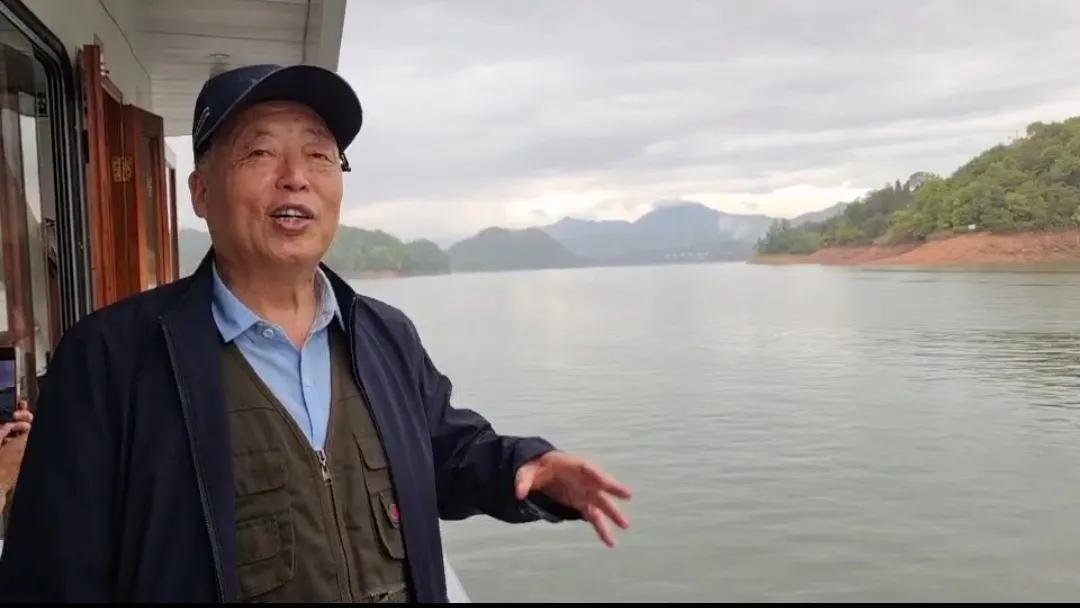 兰州穿石暮春南方游之九：

雨中泛舟千岛湖

4月22日是南方游的第二天，当天杭