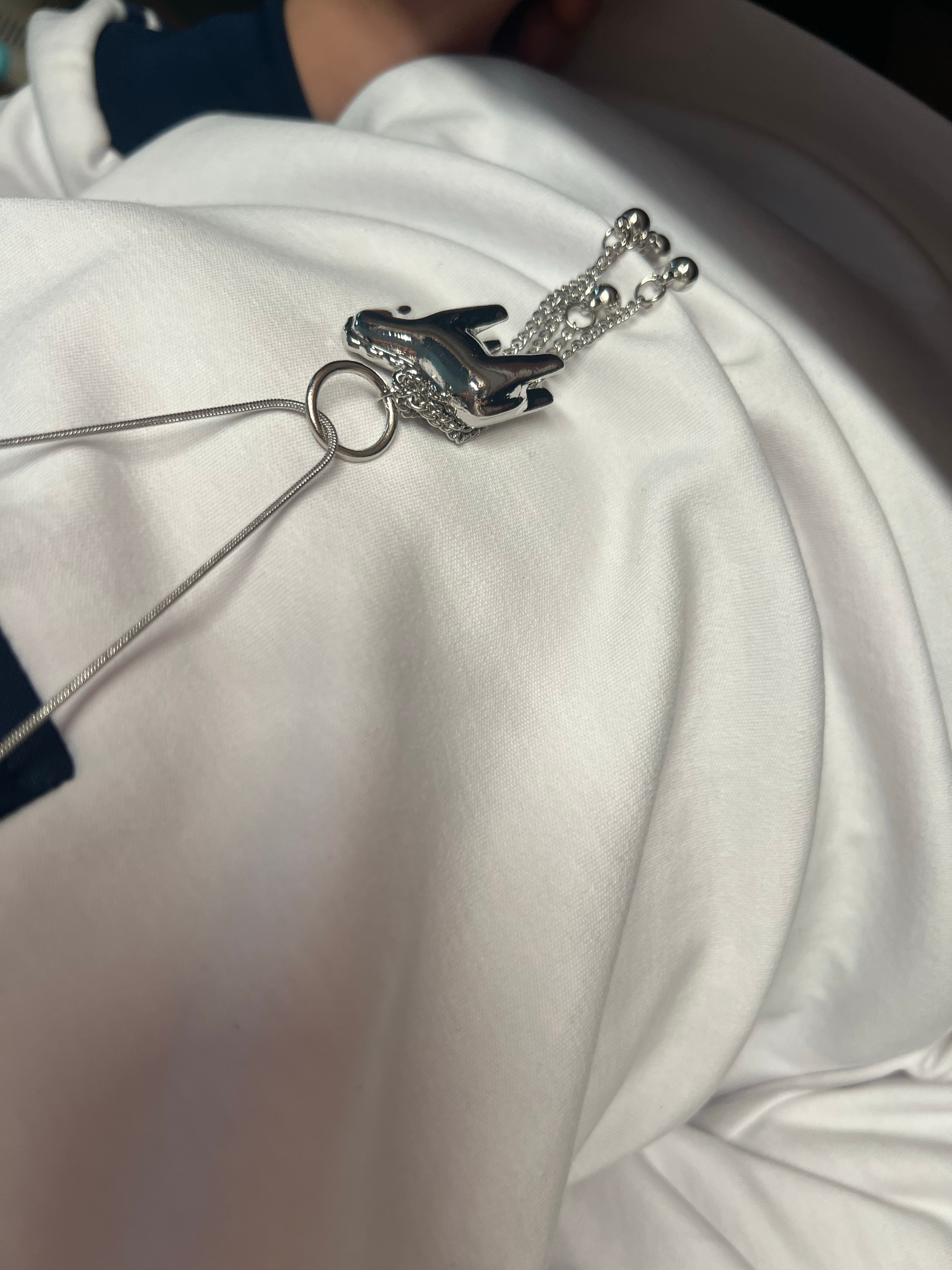 买衣服送了一只小马挂饰米米看到了说也很喜欢被她拿走了带娃随手拍