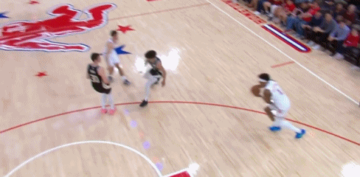 原来你球商这么高呢！
阿门今天打得格外的聪明啊……小动作频繁戏耍雄鹿的防守。
看