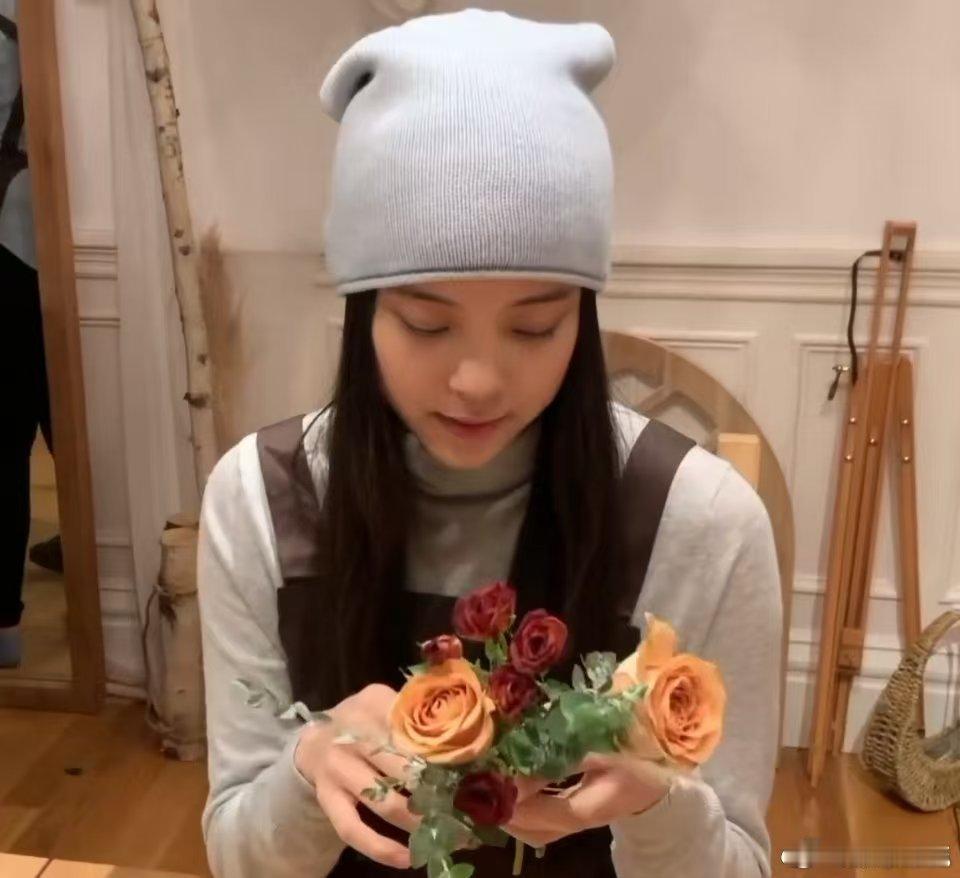 柏林偶遇欧阳娜娜 欧阳娜娜现身柏林拍vlog被路人偶遇，阳光下侧颜对着镜头浅笑，