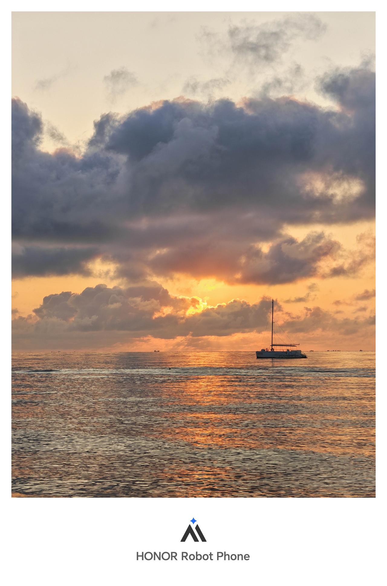 定了四点半的闹钟，开车到海边看日出，日出前海上全是云，日出之后天空一下绚丽起来，