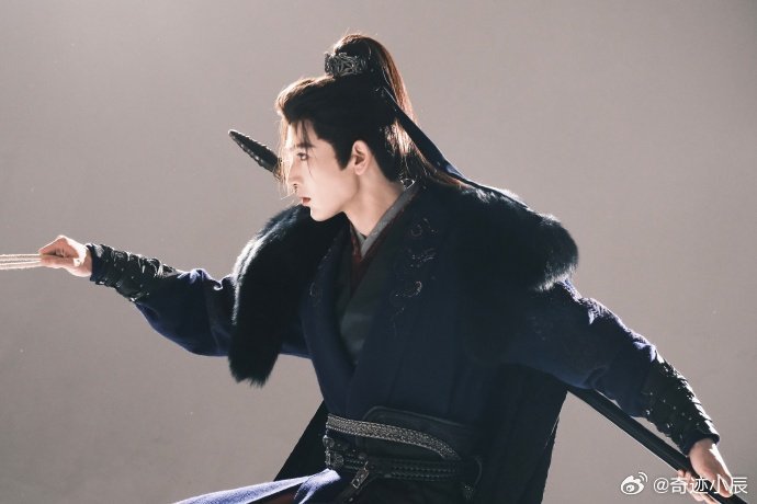 张凌赫谢征眉眼如刃张凌赫谢征高马尾古装他站在那里，眉眼便是最锋利的剑；转身离去，