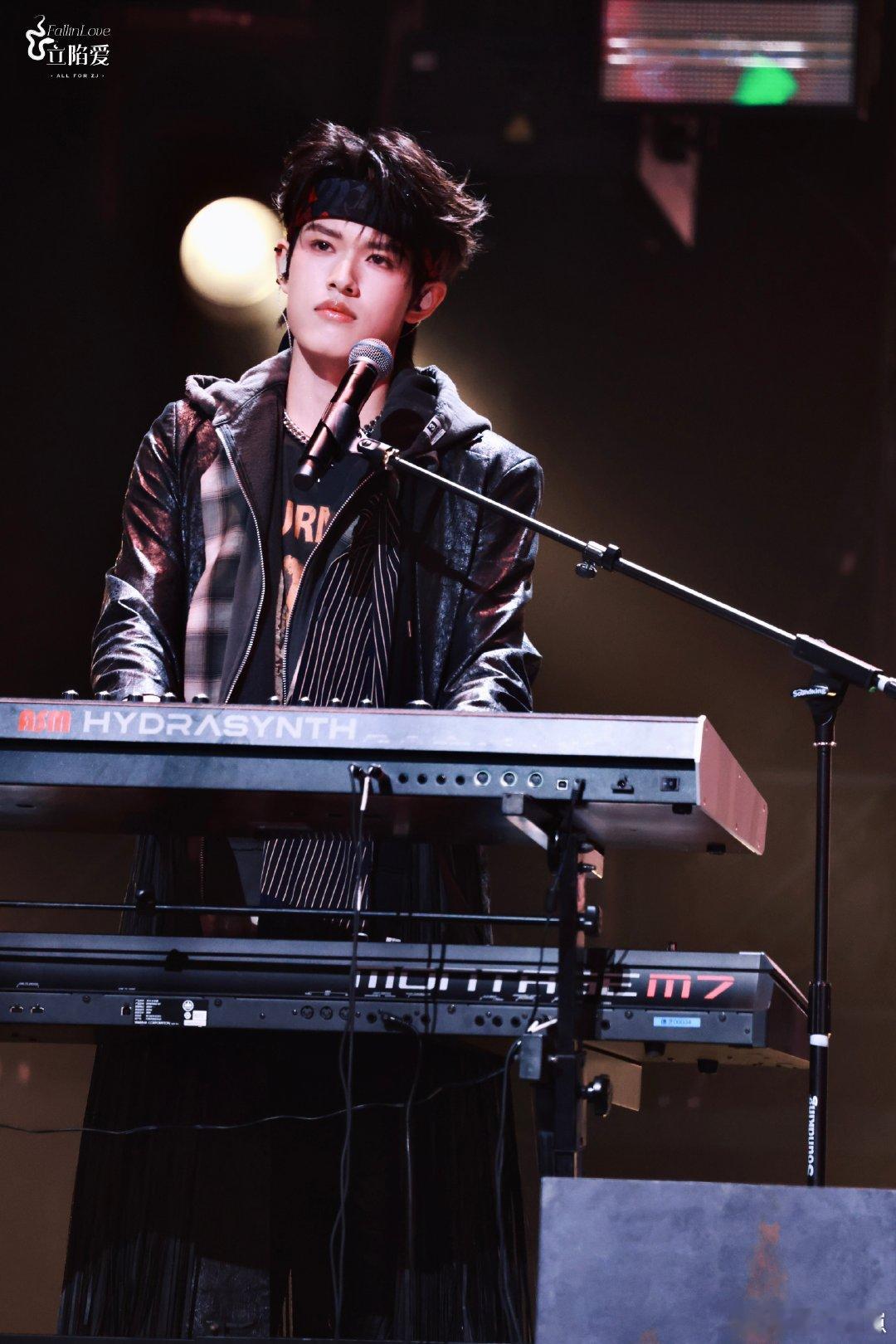 张极说我想赢 打打杀杀这么多年还依然站在这里，还敢大声说我想赢，这就是刻在骨子里