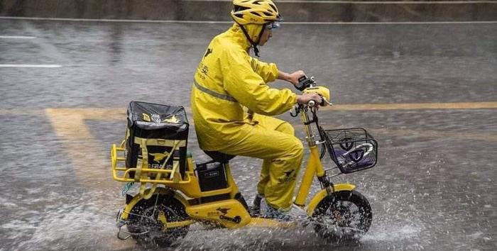 工作没有高低贵贱之分，我从来不觉得送外卖丢脸，没饭吃的时候，我也会去送外卖，我只