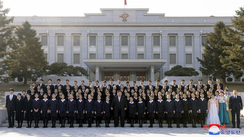 🔻🇰🇵Kim 会见了在日朝鲜学生艺术代表团。🔻朝总联下属团体。🔻via