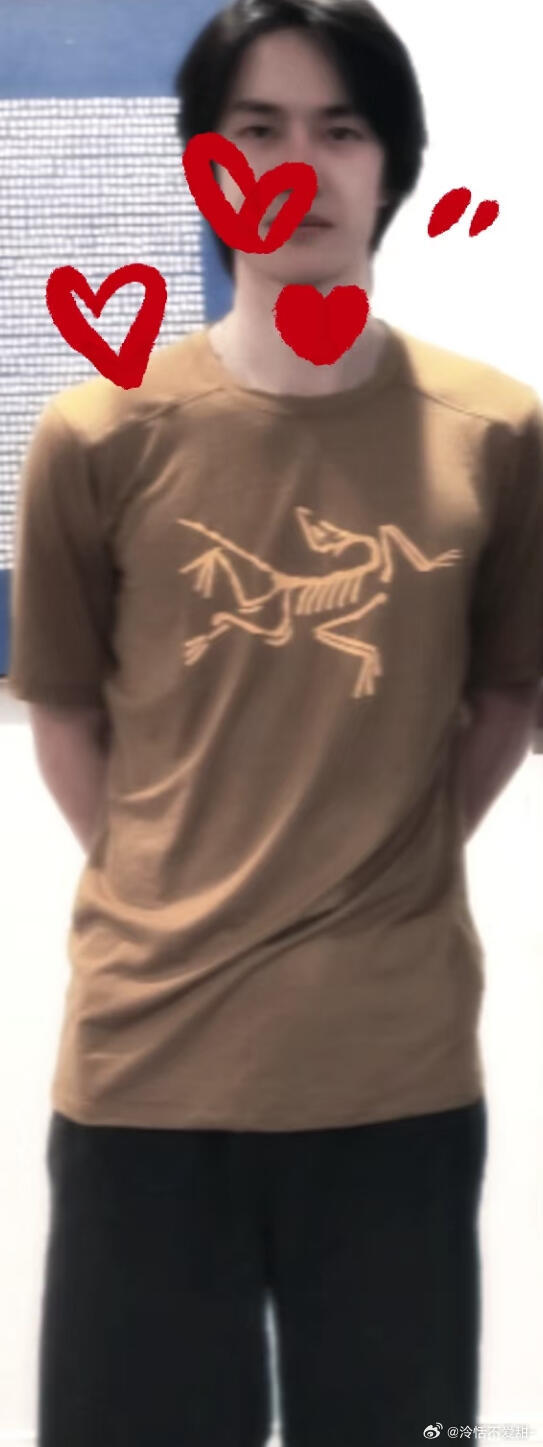 是来自美国的王一博啊啊啊啊啊啊！好瘦好瘦 都快成纸片了 要多吃点啊老爸🥺🤲 