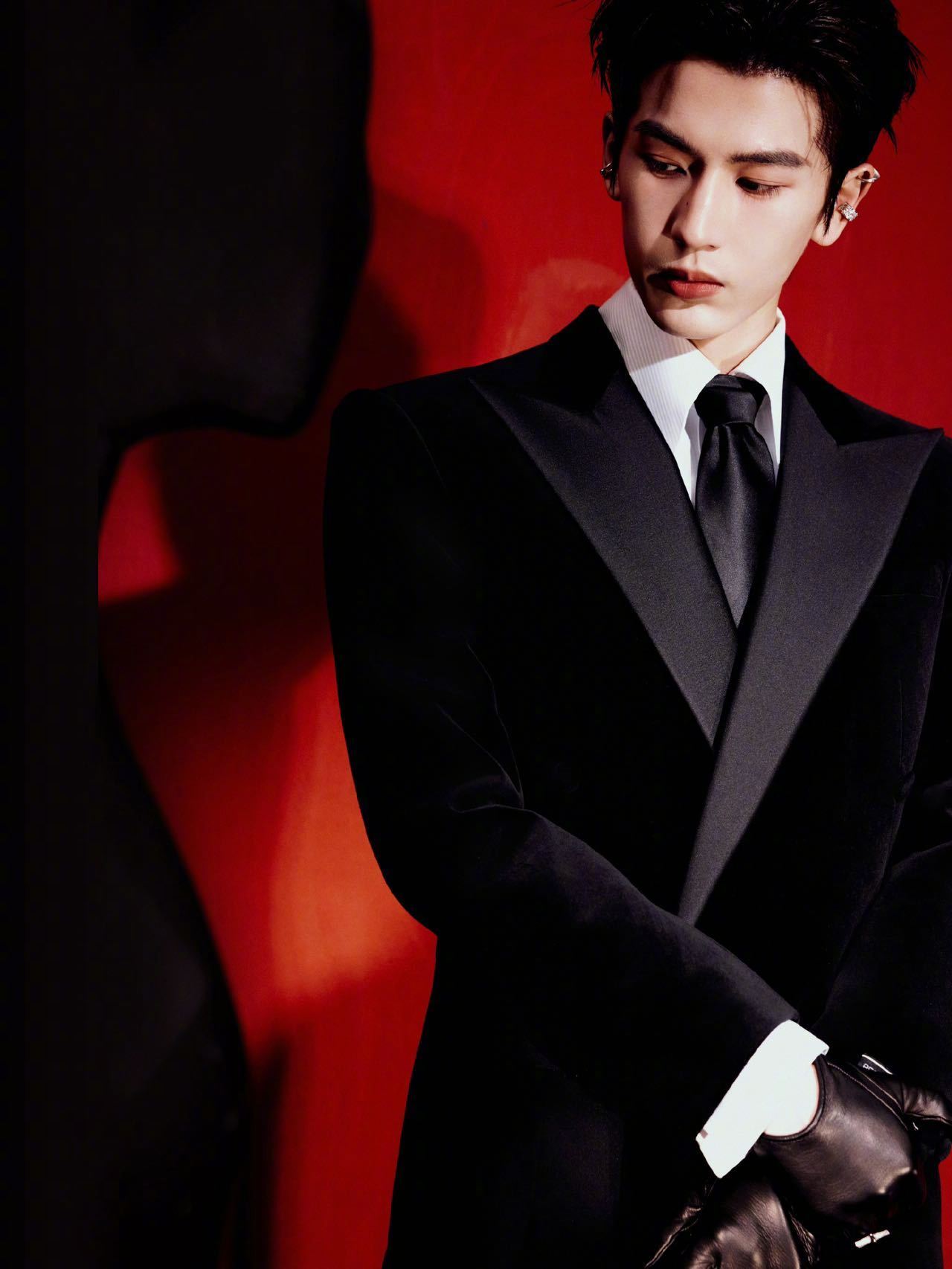 张凌赫这套造型必有高人指点红与黑的极致碰撞，张凌赫这套造型把贵气和张力拉满了！每