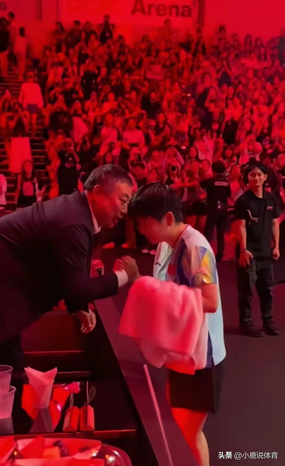 骂刘国梁的，真看过现场？
卸任照样盯每一场。
赛前凑身边抠细节。
赛后拉着认真复