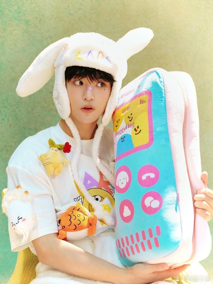   黄子弘凡急到认错“话筒”！拿起应援棒没声还疑嗓子，发现后秒切换，这反应又憨又