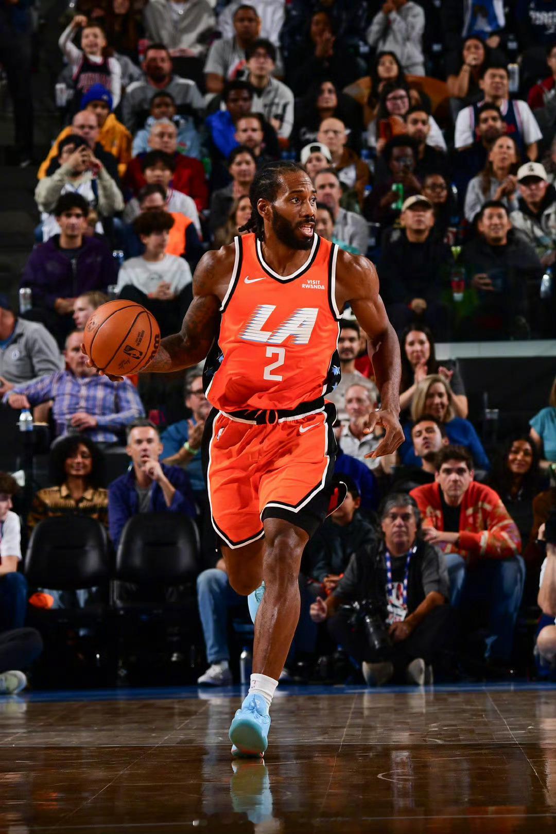 伦纳德复出后的4场比赛中，场均可以得到27.0分4.8篮板2.0助攻1.3抢断。