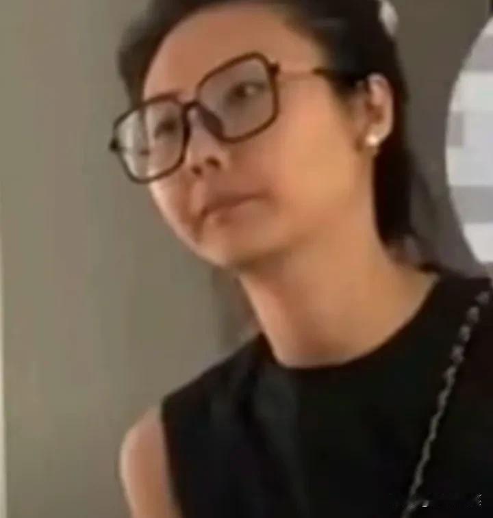 有网友说，景德镇洗头的这名女子跟浙江嫌弃水烫，索要1000元赔偿的女子很像，看了