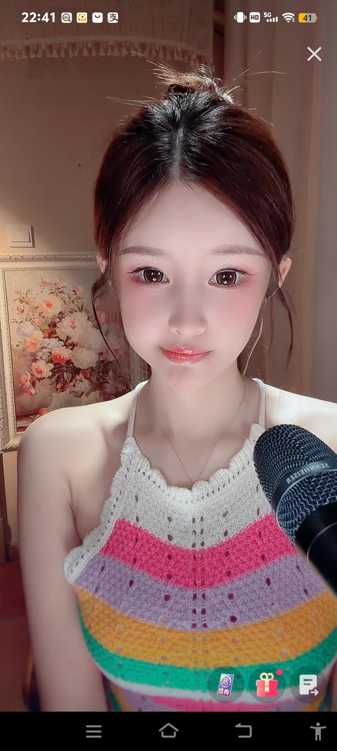 甜美少女心，彩虹针织背心，温柔微笑，元气满满！🌈💖