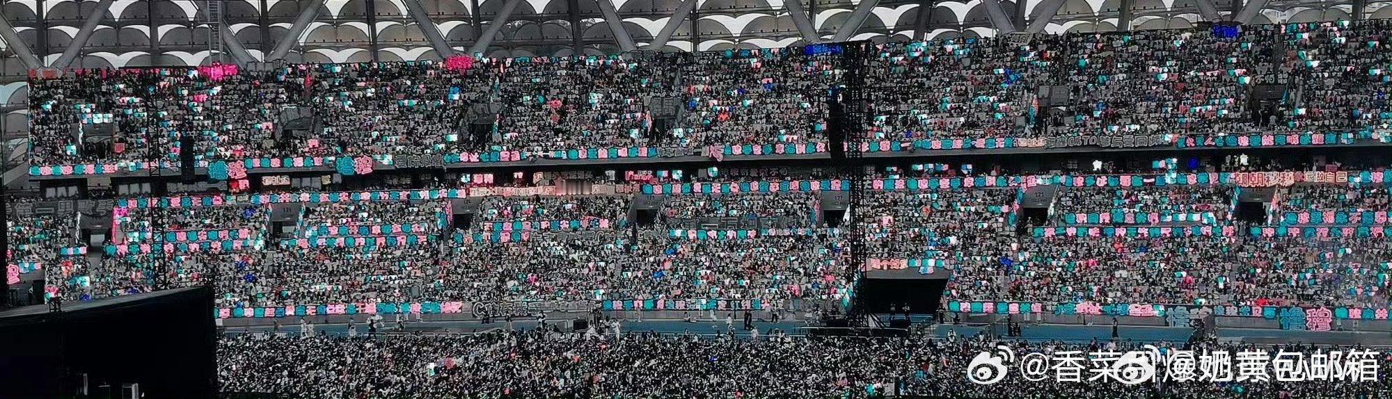 穆祉丞看灯牌蓝粉有点太突出了 