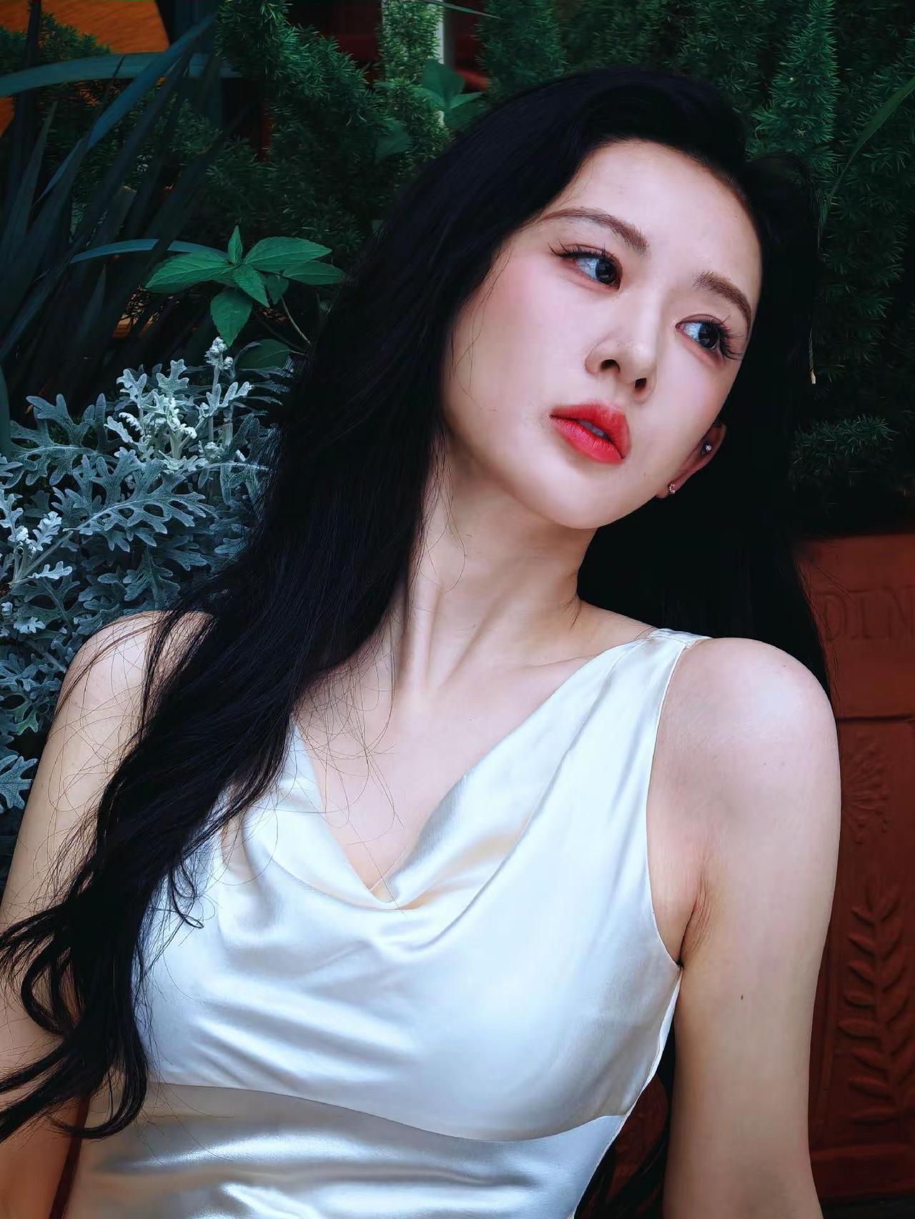 《素光私语》时尚街拍美女 创作者中心 创作灵感 乌黑长卷发自然散落肩头，眉眼清澈